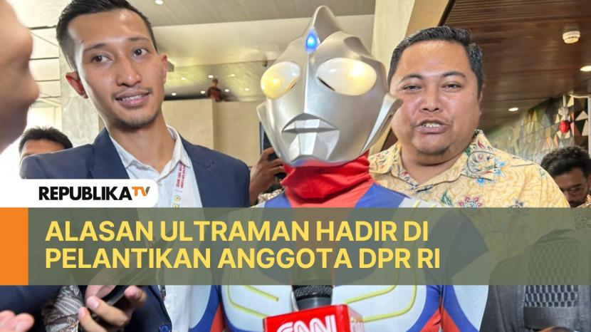 Anggota DPR Fraksi Partai Golkar Jamaludin Malik yang menggunakan kostum Ultraman saat pelantikan Anggota DPR/MPR/DPD, di kompleks parlemen Senayan, Selasa (1/10/2024).