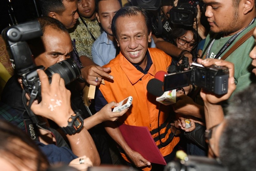 Anggota DPR Fraksi PDIP Adriansyah mengenakan pakaian tahanan usai diperiksa di Gedung KPK, Jakarta, Sabtu (11/4) dini hari.