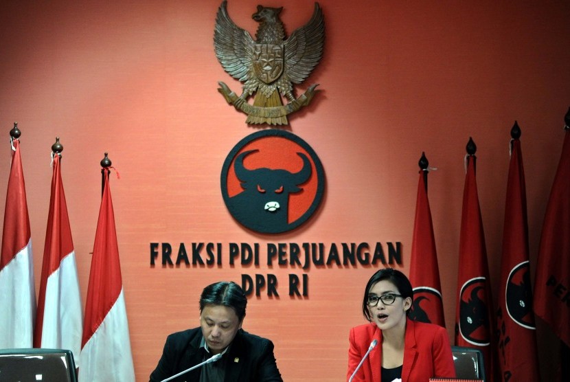 Anggota DPR Fraksi PDIP Dolfi Othniel Fredric Palit (kiri), anggota Fraksi PDIP Rieke Dyah Pitaloka berbicara saat konfrensi pers di kantor Fraksi PDIP