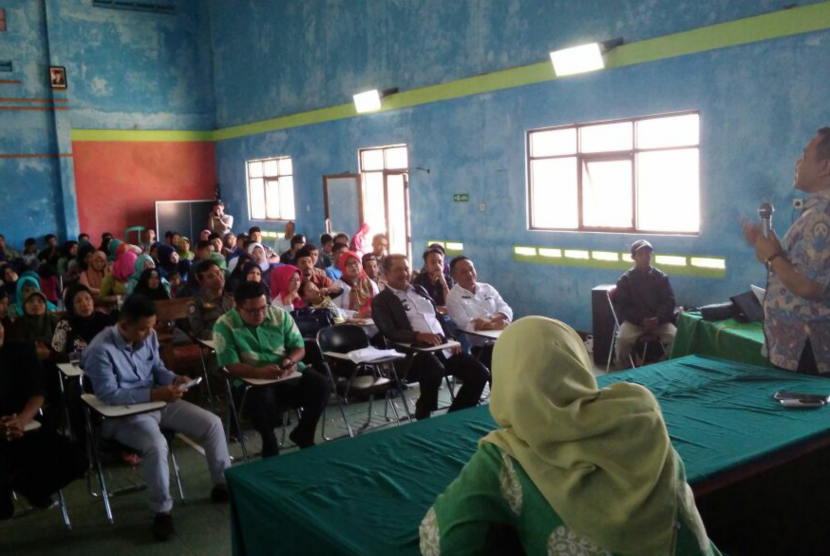 Anggota DPR Haerudin Amin menggelar road show ke Kampung Haurkoneng, Desa Hegar Sari, Kecamatan Kadungora, Kabupaten Garut, Jawa Barat, Kamis (2/11).