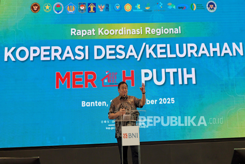 Anggota DPR Komisi 6, Rachmat Gobel, memberikan pidato pada penutupan Rapat Koordinasi Regional Koperasi Desa/Kelurahan Merah Putih di Serpong, Tangerang Selatan, Banten, Jumat (26/9/2025).