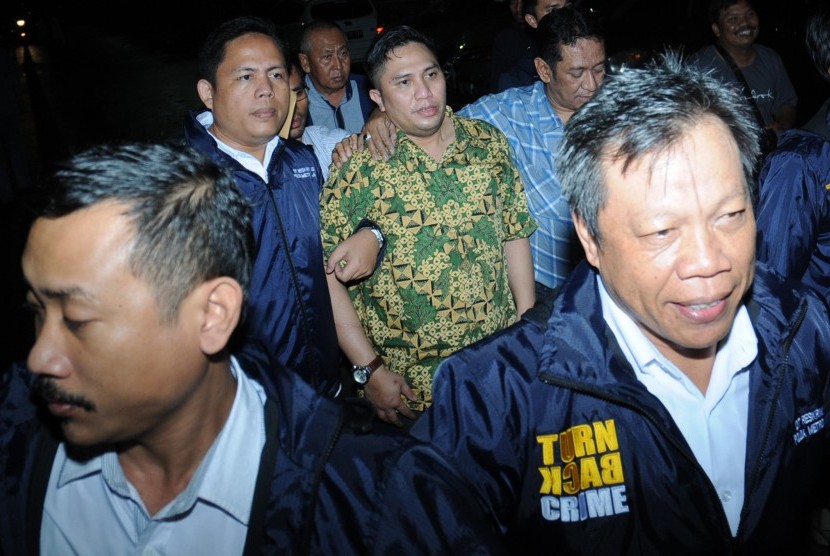  Anggota DPR Komisi IV Fraksi Partai Persatuan Pembangunan Fanny Safriansyah atau Ivan Haz (tengah) usai menjalani pemeriksaan di Polda Metro Jaya, Jakarta, Senin (29/2). 