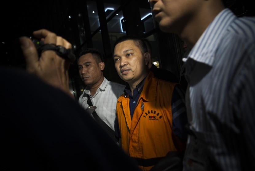 Anggota DPR Komisi XI dari Fraksi Partai Golkar Aditya Moha (kedua kanan) berjalan keluar menggunakan rompi tahanan usai diperiksa di gedung KPK, Jakarta, Ahad (8/10) dini hari. 