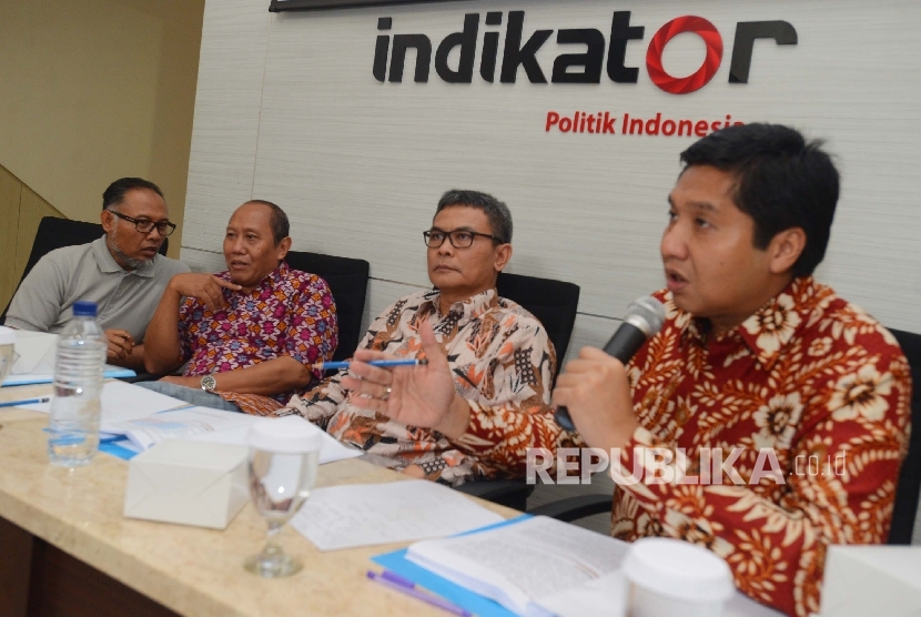 Anggota DPR Komisi XI Maruarar Sirait (kanan) memberikan pemaparannya dalam diskusi Revisi UU KPK dan Pertaruhan Modal Politik Jokowi di Jakarta, Senin (8/2).(Republika/Raisan Al Farisi)