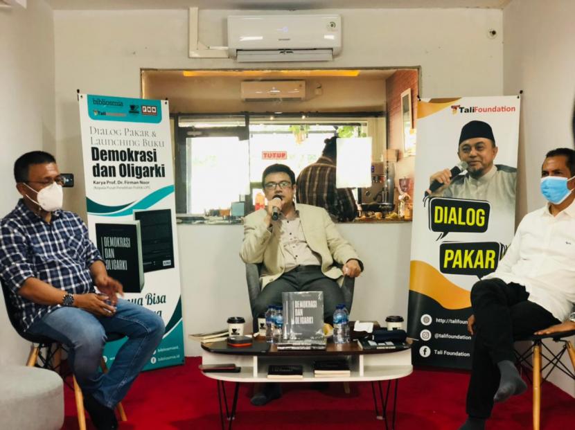 Anggota DPR Masinton Pasaribu (kiri) dan Kepala Pusat Penelitian Politik LIPI Firman menjadi pembicara dalam Kegiatan Dialog Pakar dan Launching Buku Demokrasi dan Oligarkhi, di Jakarta, Kamis (4/3).