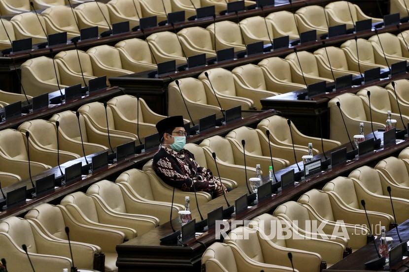 Anggota DPR mengikuti Rapat Paripurna DPR Pembukaan Masa Persidangan III Tahun Sidang 2019-2020 di Kompleks Parlemen, Senayan, Senin (30/3/2020). Rapat tersebut beragendakan penyampaian pidato ketua DPR dan laporan Komisi XI mengenai hasil fit and proper test tiga Kantor Akuntan Publik (KAP) yang diajukan oleh Badan Pemeriksa Keuangan (BPK). 