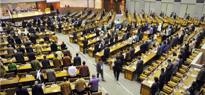 Anggota DPR mengikuti rapat paripurna membahas Perubahan UU No.22 Tahun 2011 tentang APBN 2012 terkait subsidi dan kenaikan harga BBM di Kompleks Parlemen Senayan, Jakarta, Jumat (30/3). 