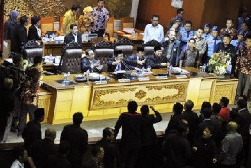 Anggota DPR mengikuti rapat paripurna membahas Perubahan UU No.22 Tahun 2011 tentang APBN 2012 terkait subsidi dan kenaikan harga BBM di Kompleks Parlemen Senayan, Jakarta, Jumat (30/3). 