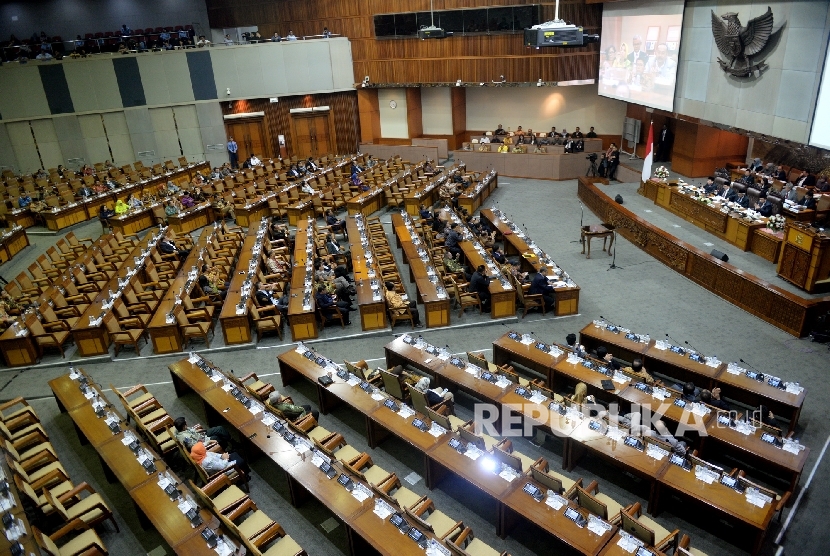 Anggota DPR mengikuti Sidang Paripurna di Komplek Parlemen Senayan, Jakarta, Rabu (30/11). 