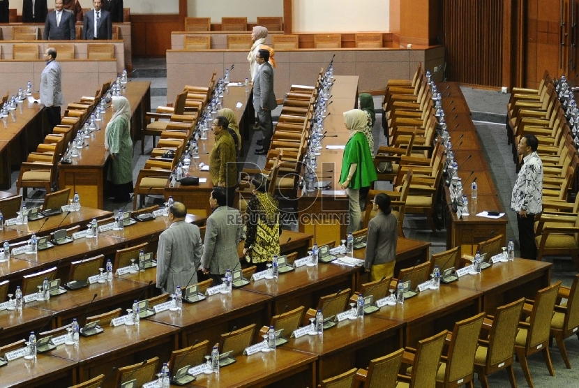  Anggota DPR mengikuti sidang Paripurna di Kompleks Parlemen Senayan, Jakarta, Selasa (15/12).  (Republika/Tahta Aidilla)