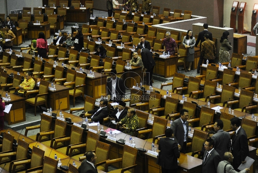 Anggota DPR mengikuti sidang Paripurna di Kompleks Parlemen Senayan, Jakarta, Selasa (15/12).  (Republika/Tahta Aidilla)