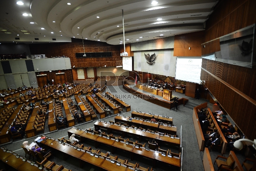 Anggota DPR mengikuti sidang paripurna ke-34 di Ruang Paripurna II, Kompleks Parlemen, Jakarta, Kamis (25/6). (Republika/Raisan Al Farisi)