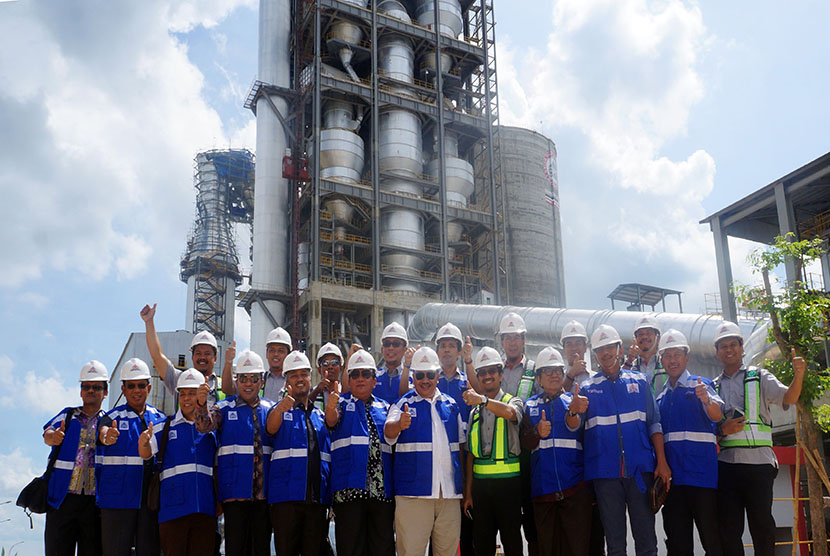 Anggota DPR meninjau pabrik Semen Indonesia di Rembang, Sabtu (26/11).
