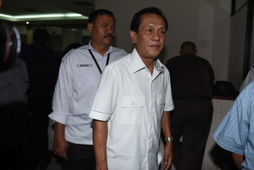 Anggota DPR nonaktif Adriansyah (kanan) berjalan meninggalkan ruangan seusai menjalani sidang tuntutan di Pengadilan Tipikor, Jakarta, Senin (2/11). 