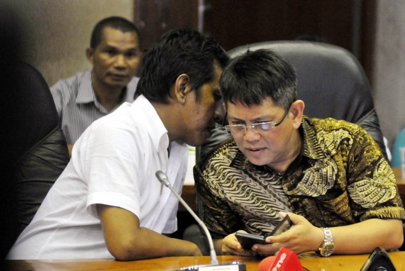 Anggota DPR Partai Nasdem Teuku Taufiqulhadi (kanan).