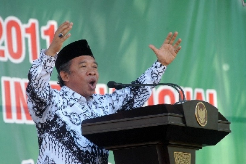  Anggota DPR periode 2009-2014 dari Komisi X, Nurul Qomar di acara Hari Guru Nasional 2011 di Pamekasan, Madura, Sabtu (26/11).