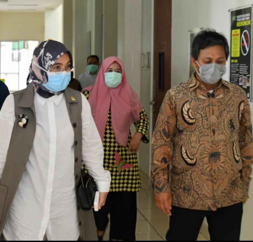 Anggota DPR RI Aliyah Mustika Ilham meninjau Balai Besar Pelatihan Kesehatan, tempat para tenaga kesehatan RS Wahidin Makassar akan diinapkan usai bertugasm sebelum kembali ke keluarganya masing-masing.