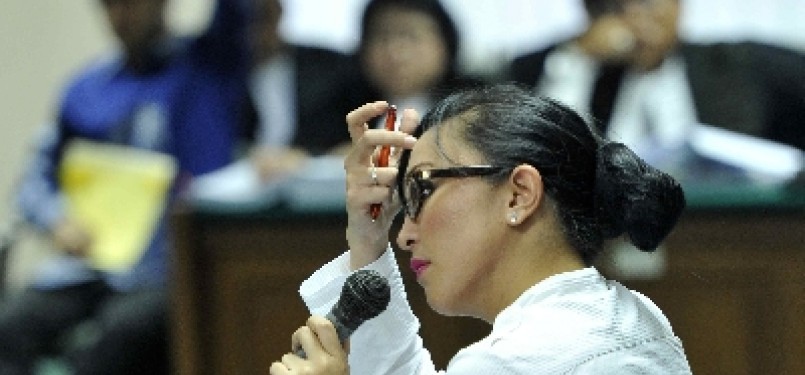 Anggota DPR RI, Angelina Sondakh, memberikan kesaksian dalam sidang lanjutan kasus dugaan suap proyek Wisma Atlet dengan terdakwa Muhammad Nazaruddin di Pengadilan Tindak Pidana Korupsi, Jakarta, Rabu (15/2). 