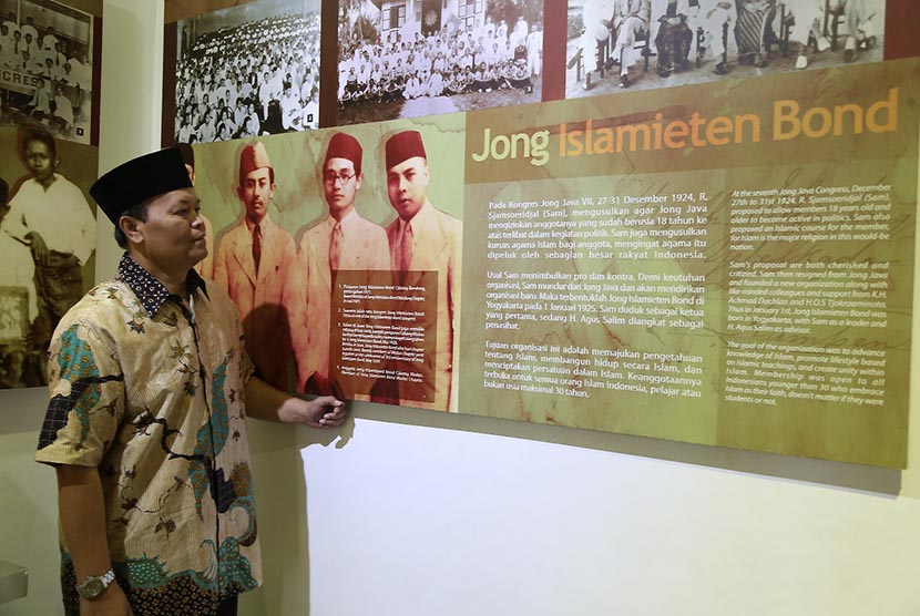 Anggota DPR RI Dapil 2 DKI Jakarta Hidayat Nurwahid, mengajak siswa-siswi SMAIT Said Naum, Tanah Abang, mengunjungi Museum Sumpah Pemuda, Jakarta, Selasa (7/11).
