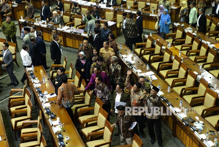 Four political party factions walked out of the plenary meeting on Thursday (July 20).