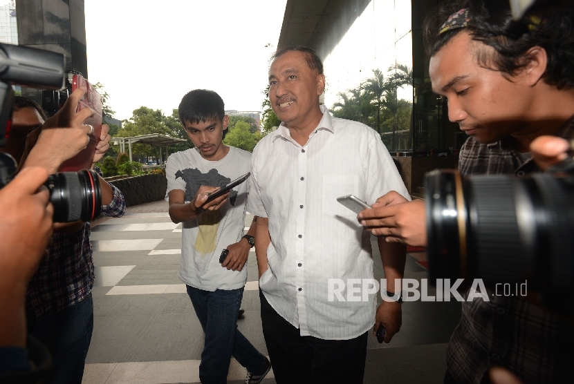 Anggota DPR RI dari fraksi Partai Golkar Markus Nari (tengah)