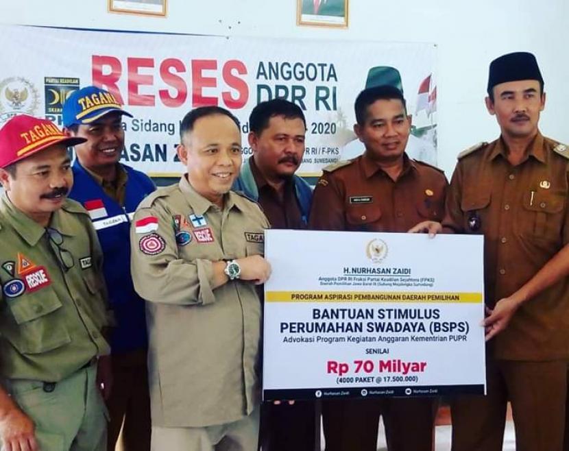 Anggota DPR RI dari Fraksi Partai Keadilan Sejahtera (PKS), Nurhasan Zaidi,  secara simbolis menyerahkan advokasi anggaran untuk program Bantuan Stimulan Perumahan Swadaya (BSPS). 