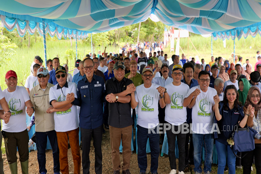 Anggota DPR RI dari Gorontalo Rachmat Gobel memulai penanaman satu juta pohon bambu di Kabupaten Boalemo, Provinsi Gorontalo, Kamis (30/10/2025).