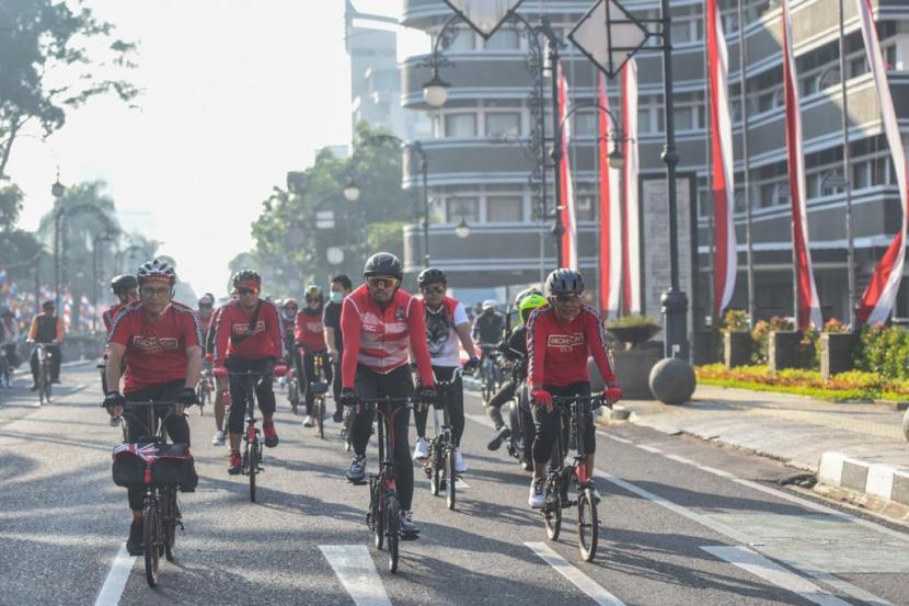 Anggota DPR RI dari Partai Nasdem, Ahmad Sahroni, memilih bersilaturahmi ke masyarakat Bandung sambil bergowes, Ahad (23/8).