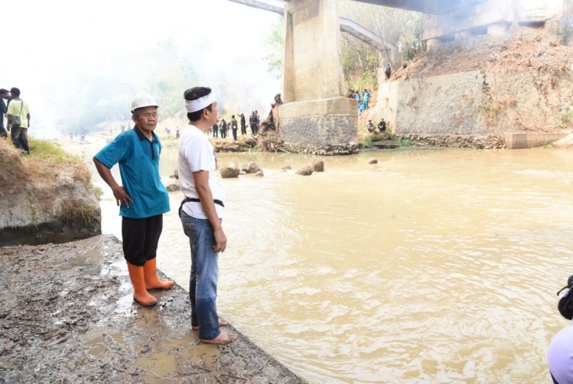 Anggota DPR RI Dedi Mulyadi, mengajak puluhan ribu warga untuk turun bebersih Daerah Aliran Sungai (DAS) Cilamaya. Bebersih itu dimulai dari hulu hingga hilir melalui gerakan Cilamaya Herang. Senin (28/10).