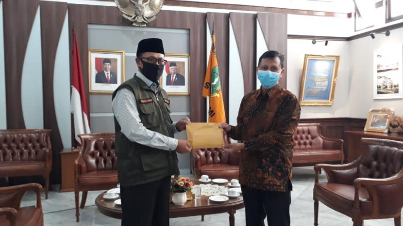 Anggota DPR RI drh Slamet menyerahkan gajinya selama sebulam untuk membantu penanganam Covid-19 kepada Wali Kota Sukabumi Achmad Fahmi di Balai Kota Sukabumi, Selasa (7/4).