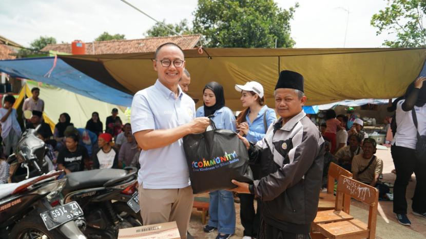  Anggota DPR RI Fraksi PAN dari daerah pemilihan (dapil) Cianjur, Jawa Barat, Eddy Soeparno, memberi saat menyerahkan bantuan untuk korban gempa Cianjur.