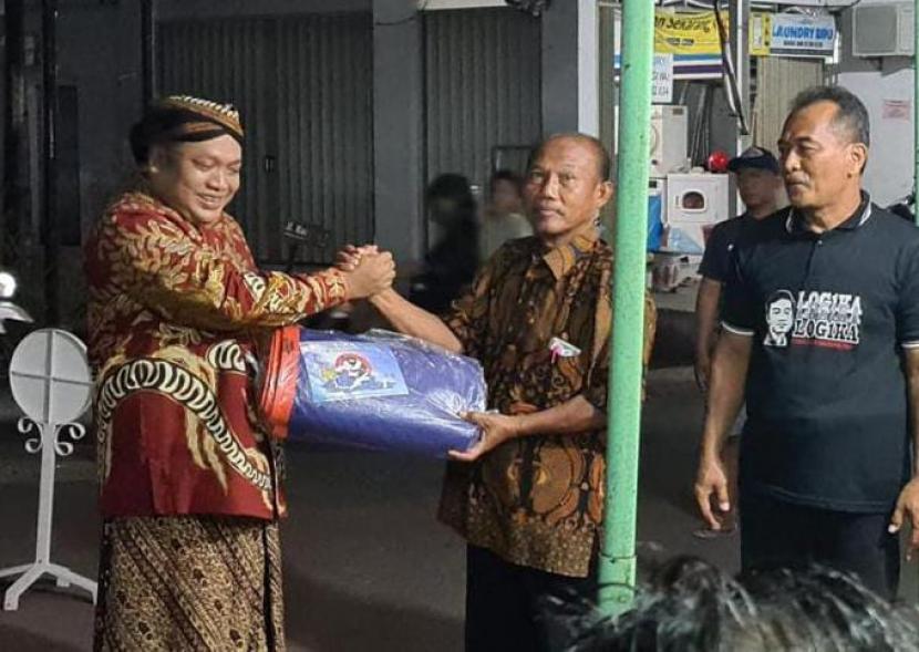 Anggota DPR RI Fraksi PDI Perjuangan, Muchamad Nabil Haroen menyalurkan bantuan untuk korban angin puting beliung di Kecamatan Jebres, Surakarta, Jawa Tengah.
