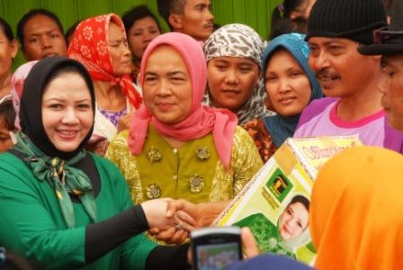 Anggota DPR RI Fraksi PPP, Wardatul Asriah mengunjungi korban banjir di Kampung Kenyam, Desa Karangpatri, Kecamatan Pebayuran, Kabupaten Bekasi