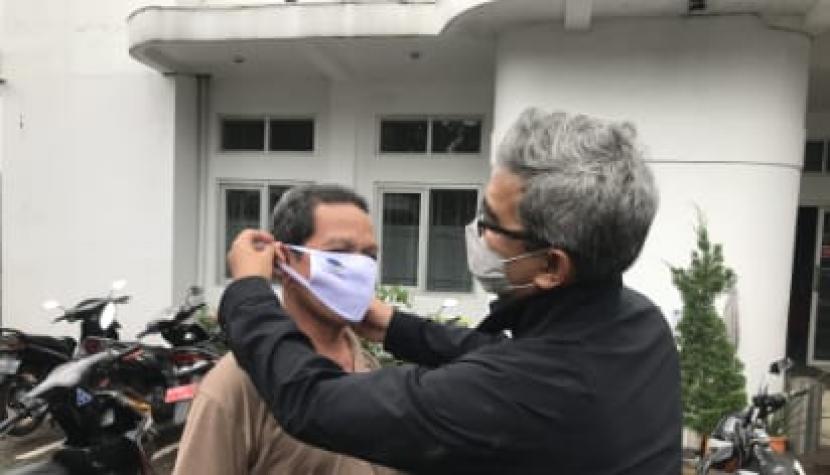 Anggota DPR RI Komisi I dari Fraksi partai NasDem Muhammad Farhan beri bantuan masker.