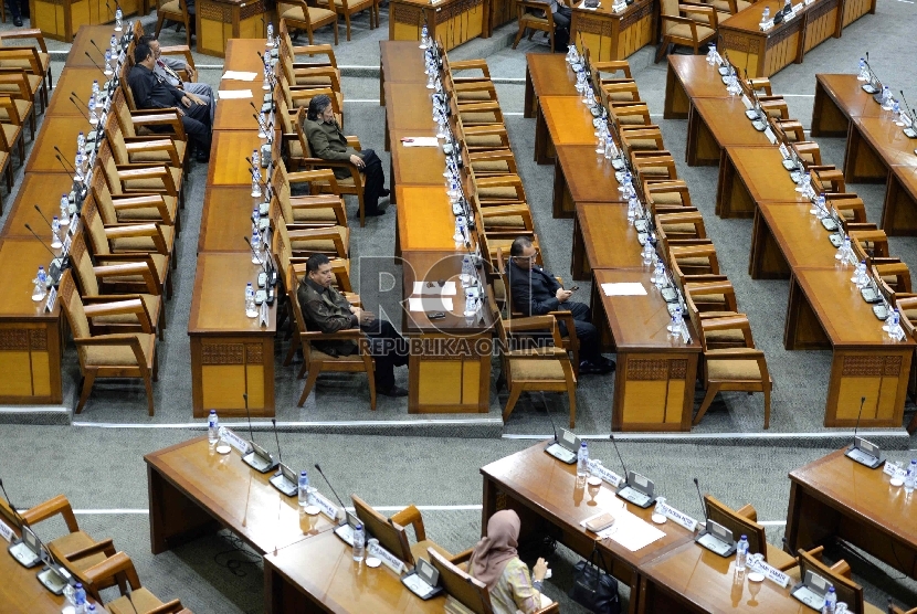 Anggota DPR RI mengikuti rapat paripurna lanjutan di masa sidang ketiga tahun 2014-2015 di Komplek Parlemen Senayan, Jakarta, Selasa (14/4). (Republika/ Wihdan)