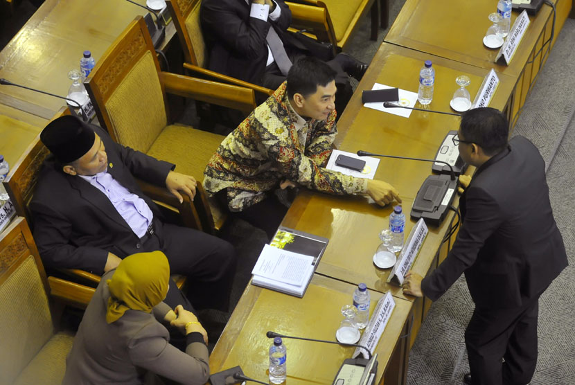   Anggota DPR RI mengikuti Rapat Paripurna masa sidang II tahun 2014-2015 di Kompleks Parlemen Senayan, Jakarta, Senin (12/1). (Antara/Yudhi Mahatma)