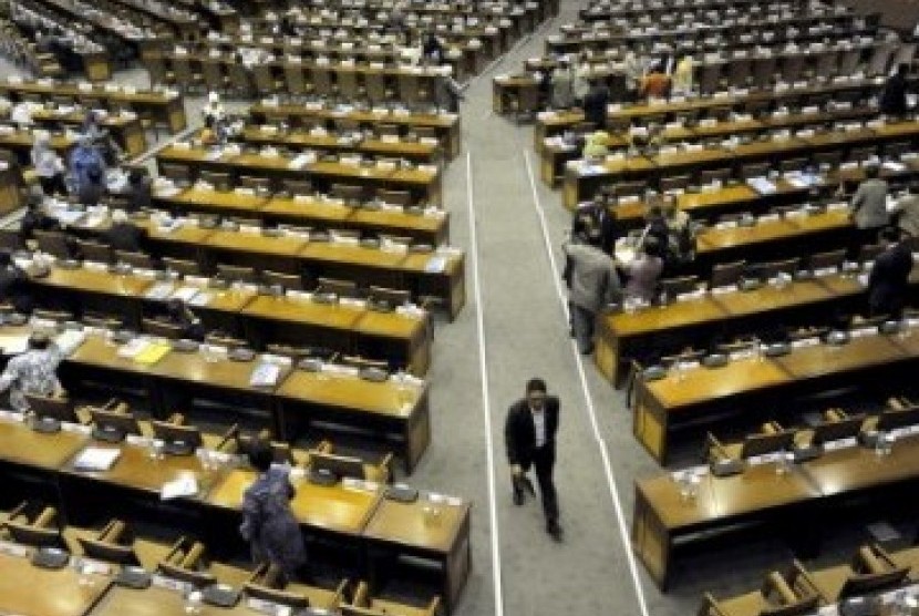 Anggota DPR RI mengikuti Sidang Paripurna di Kompleks Parlemen Senayan, Jakarta.