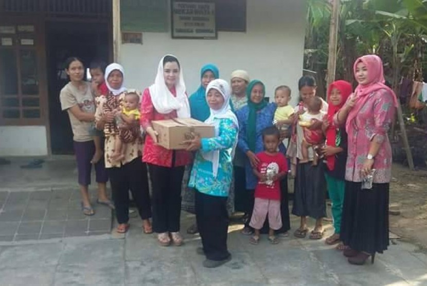 Anggota DPR RI Novita Wijaya menyerahkan bantuan untuk peningkatan gizi masyarakat di Dapil Jawa Tengah VIII.