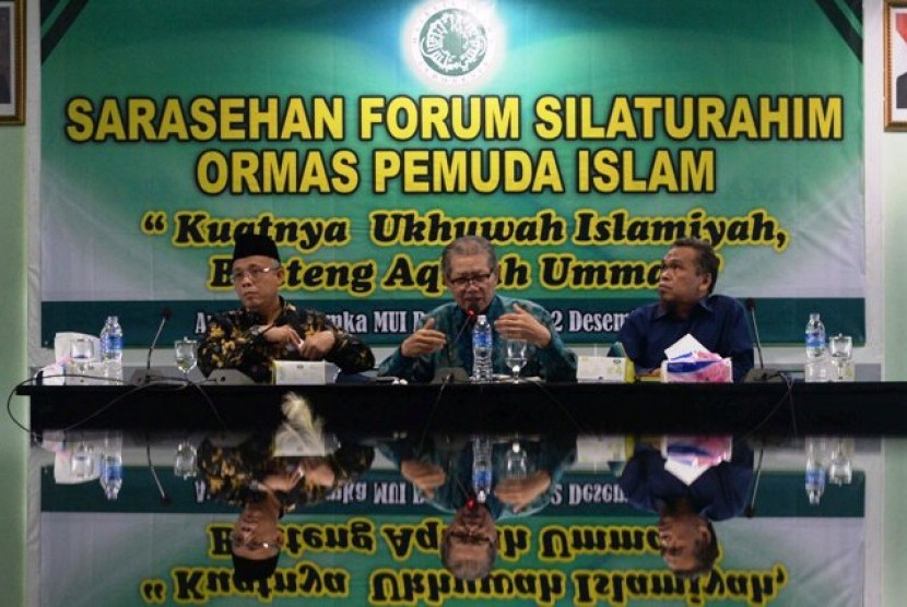Anggota DPR RI, Nurhasan Zaidi, Anggota Komisi ukhuwah MUI, Abah Syam, Ketua Komisi Ukhuwan MUI, Tasyrifin Karim (kiri ke kanan) dalam diskusi di MUI, Jakarta, Rabu (12/12).
