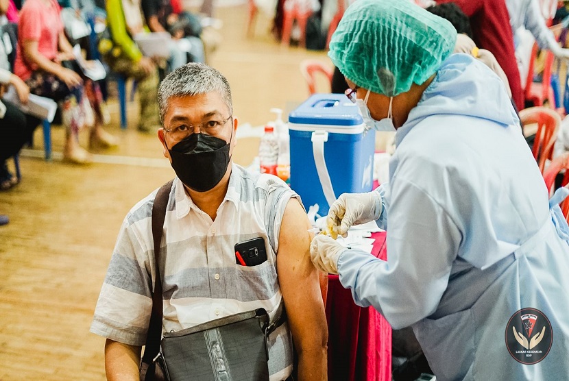 Anggota DPR RI Rieke Diah Pitaloka mengatakan, antusiasme masyarakat Kabupaten Bekasi untuk menerima vaksin cukup tinggi. Hal ini terlihat pada program vaksinasi massal di Stadion Mini Tambun, Kabupaten Bekasi.