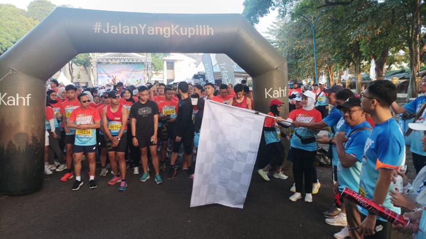 Anggota DPR RI terpilih Atalia Praratya (memegang bendera putih) saat membuka even lari Notarius Run di Unpad di Jalan Dipatiukur, Kota Bandung, Ahad (11/8/2024)