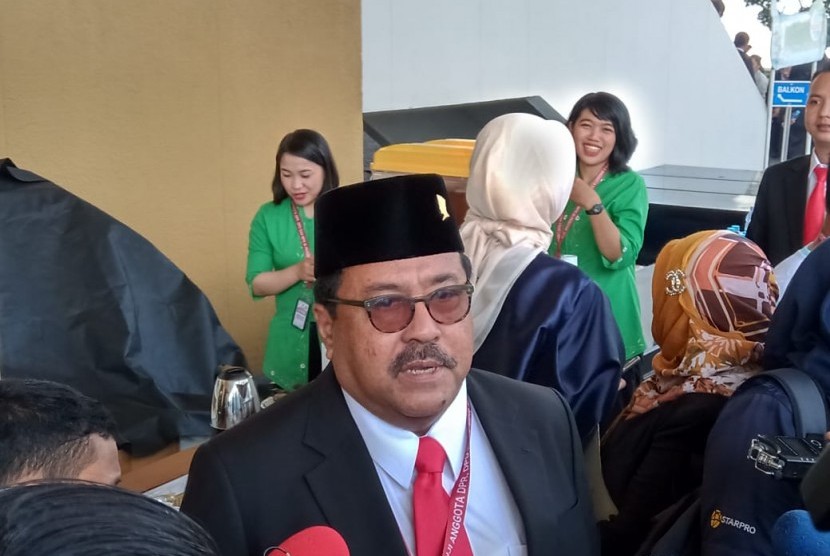 Anggota DPR RI terpilih periode 2019-2024, Rano Karno menghadiri paripurna pelantikan di Gedung Nusantara, Kompleks Parlemen, Jakarta, Selasa (1/10).