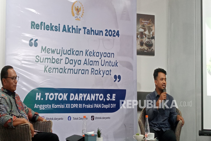 Anggota DPR RI, Totok Daryanto (kiri)