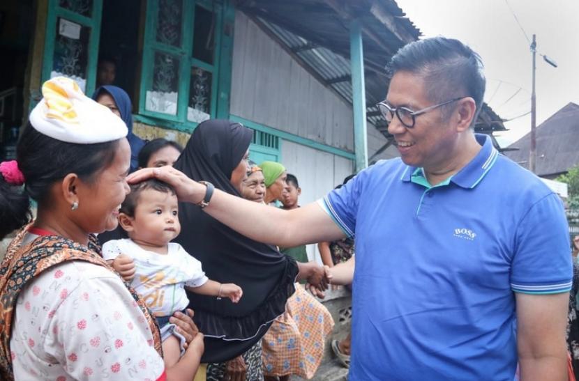 Anggota DPR RI sekaligus Ketua DPD Partai Demokrat Sumatra Barat, Mulyadi menyapa warga.