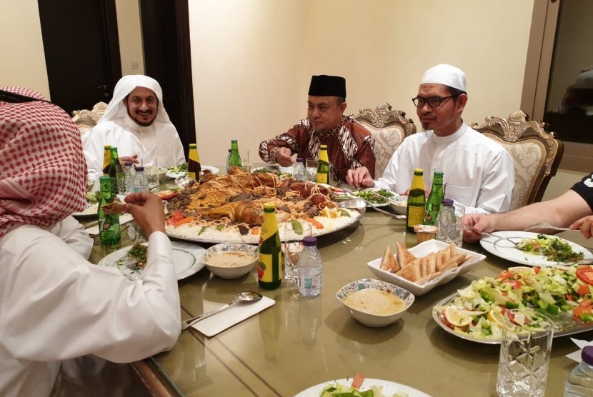 Anggota DPR Tamsil Linrung (baju batik)  saat bersilaturahim dan jamuan makan malam dengan ulama senior Arab Saudi, Syech Dr Ibrahim Husein.