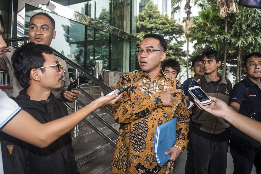 Anggota DPR Teguh Juwarno (tengah) memberikan keterangan pers seusai diperiksa penyidik KPK di Jakarta, Rabu (14/12). 