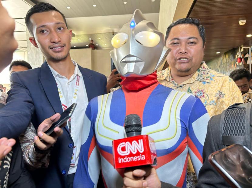 Anggota DPR terpilih Jamaludin Malik mengenakan kostum Ultraman saat pelantikan di Gedung DPR, Selasa (1/10/2024).