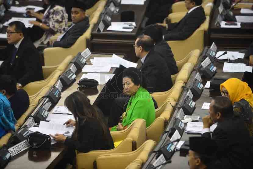 Anggota DPR tertua, Popong Otje Djundjunan mengikuti sidang paripurna pemilihan pimpinan MPR di Gedung Parlemen, Jakarta, Selasa (7/10).(Republika/Agung Supriyanto)