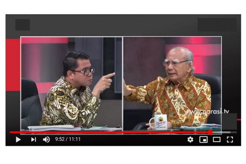 Anggota DPR yang juga politikus PDIP, Arteria Dahlan (kiri) saat berdebat dengan Prof Emil Salim di acara Mata Najwa yang ditayangkan salah satu stasiun televisi swasta.