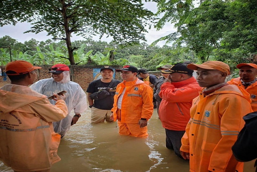 Anggota DPRD DKI Jakarta Purwanto (tengah) melakukan pengawasan penanganan banjir Jakarta